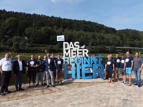 die Teilnehmer der ersten Etappe der Elbschwimmstaffel