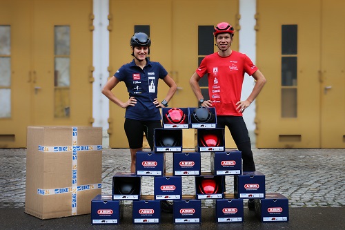 Helmpyramide mit Models vor stylischen Garagentoren