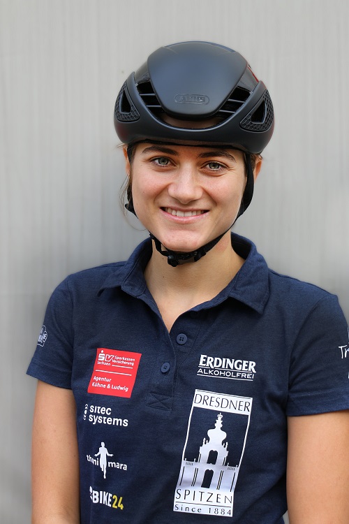 Pauline steht der Helm ganz gut